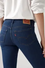 Jeans ajustados Levi's modelo 711 Skinny, tiro medio, en color azul oscuro lavado.