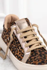 Zapatillas bajas con estampado animal print, cordones marrones y detalles en cuero color dorado.