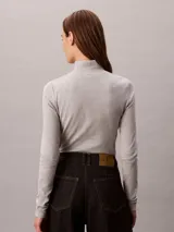 Top de manga larga Calvin Klein color gris melange, con diseño ajustado de corte slim fit, cuello tortuga y pequeño logo bordado en el pecho.