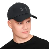 Gorra Under Armour negra con logo gris en el frente. Confeccionada con tecnología UA Storm, que repele el agua y es ligera.