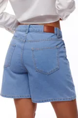 Bermuda de jean celeste con cintura alta y corte recto.