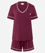Pijama de dos piezas compuesto por una remera de manga corta con escote en V y un short con cintura elástica. Ambas prendas presentan detalles de vivos en color blanco en los bordes. Confeccionado en viscolycra suave y ligera.