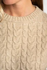 Sweater de punto con diseño de trenzas, color beige, de corte oversize, cuello redondo y mangas largas con puños anchos acanalados.