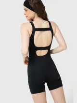 Enterito corto deportivo de color negro, con diseño ajustado, escote redondo y espalda media abierta con soporte elástico. Confeccionado en tela suave con tratamiento de aloe vera.