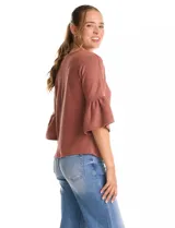 Buzo tejido de punto fino color blanco, con cuello redondo y mangas tres cuartos con terminación acampanada.