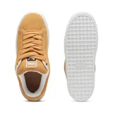 Championes Puma Suede XL color mostaza con franja lateral blanca y suela blanca.