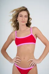 Conjunto de bikini rojo con detalles en fucsia. Incluye corpiño tipo top con breteles finos y bombacha colaless regulable.