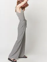 Pantalón palazo a cuadros celestes y blancos, con tiro alto y elástico en la cintura.