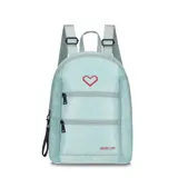 Mochila urbana Las Oreiro de color verde agua, con diseño de dos bolsillos frontales con cierre, detalle de corazón rojo en la parte superior y logo de la marca estampado en la base. Incluye correas ajustables y un llavero desmontable lateral.