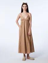 Vestido largo color beige de algodón, con breteles finos, escote en V y corte imperio.