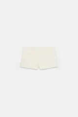 Shorts mini de tiro bajo color gris, con cierre lateral con cremallera oculta en costura.
