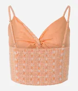 Blusa cropped color durazno con estampado boho, escote en V, breteles finos y detalle retorcido en el frente.