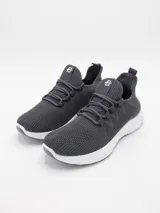 Zapatillas deportivas de tejido de punto color gris oscuro, con cordones a tono y suela blanca gruesa. Presentan un logo blanco en la lengüeta.