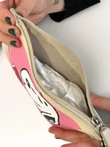 Sobre de cuero marrón con diseño pintado a mano que presenta al personaje Snoopy sobre un fondo rosado y la palabra 'heal'. Cuenta con cierre superior y etiqueta de cuero colgante.