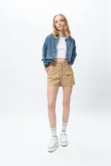 Short color beige de tiro alto y tela liviana con grandes bolsillos.