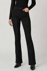 Pantalon jean de tiro alto y corte ajustado, color negro, con cierre frontal y bolsillos laterales.