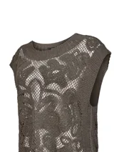 Remera sin mangas de tejido calado tipo crochet, color marrón, con escote redondo y diseño floral.
