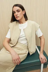 Falda midi color verde oliva, con cintura elastizada y bolsillos laterales.