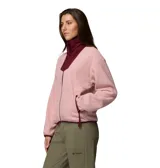 Campera polar de mujer con cierre frontal completo, cuello alto y bolsillos laterales con cierre. Presenta un diseño en bloques de color rosa y bordó, con logo de la marca bordado en el pecho.