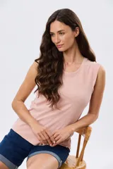Musculosa de algodón color beige, de corte clásico con cuello redondo y diseño liso.