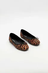 Balerina Paddock modelo Kriller con estampado animal print tipo leopardo, diseño de punta redondeada y detalle de lazo negro en el empeine.