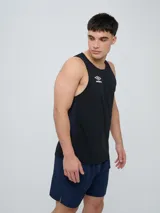 Musculosa deportiva Umbro modelo Lume, color azul marino, con cuello redondo y logo blanco impreso en el pecho.
