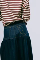 Falda larga de denim blanco, corte evasé con costuras pespunteadas a contraste y diseño de tiro medio con bolsillos clásicos.