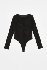 Body negro de microfibra translúcida esmerilada, ajustado al cuerpo, con mangas largas, cuello media polera y frunce central en el delantero. Tiene acceso por entrepierna con broches metálicos.