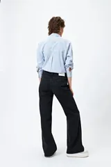 Jean de corte recto y tiro medio, confeccionado en denim negro con diseño de calce relajado y acabado limpio.