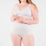 Soutien reductor clásico reforzado prendido adelante, sin aro. Breteles anchos acolchados regulables. Ganchos reforzados. Confeccionado con tela que contiene fibra LYCRA
