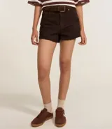 Short de sarga color blanco, modelo slim, con trabillas en la cintura, bolsillos, cierre delantero con botón y cremallera, y terminación deshilachada.