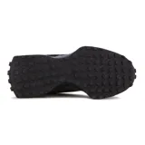 Championes New Balance Lifestyle, color gris con detalles en negro y suela negra. Confeccionados en gamuza y malla, con el logo "N" característico en los laterales.