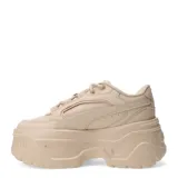 Championes Puma modelo Karmen X Tra, de diseño urbano con plataforma elevada. Presentan una estructura de cuero sintético en tono beige monocromático, con cierre de cordones y suela robusta con relieve.