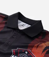 Remera de manga larga con corte boxy, confeccionada en microfibra de poliéster. Presenta un diseño estampado con motivos de llamas en tonos rojos y naranjas, junto con el número 13 en tipografía gótica en la espalda.