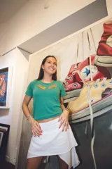 Minifalda blanca con elástico en la cintura, ruedo irregular y picos en el lateral.