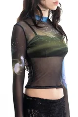 Top negro traslúcido de mangas largas con cuello alto y estampado de paisaje espacial.