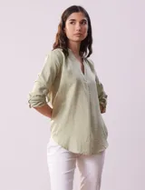 Blusa color beige de poliéster con escote en V y mangas 3/4 regulables con presilla y botón.