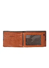 Billetera de cuero sintético bicolor en tonos marrón oscuro y tostado, con diseño horizontal y placa metálica con el logo de la marca en el frente.