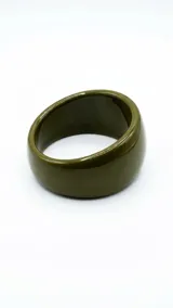 Pulsera rígida de acrílico con efecto carey en tonos marrones y beige.