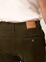 Pantalon de pana de corte recto, con cierre de boton y cremallera, bolsillos laterales y traseros.