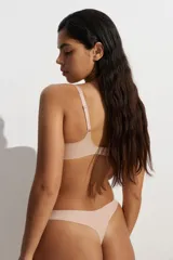 Pack de tres bombachas colaless de microfibra color beige, de tiro bajo con cintura en V y refuerzo interior. Los ribetes están cortados con láser para un efecto invisible bajo la ropa.