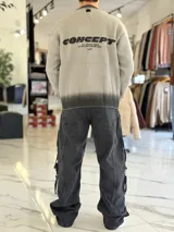 Sweater de punto color beige con efecto degradé tostado en el cuello, los puños y el ruedo, cuello redondo y bordado frontal con la palabra "Love".
