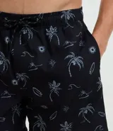 Bermuda de baño masculina de poliéster, color negro, con estampado repetitivo de palmeras y olas en tono claro. Presenta cintura elástica con cordón ajustable y bolsillos laterales.
