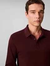 Chomba de manga larga Calvin Klein confeccionada en algodón interlock, con cuello clásico, cartera con botones y logo de la marca bordado en el pecho.