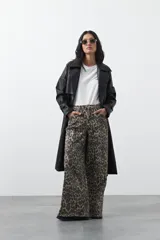 Pantalón de tiro alto con silueta wide leg y estampado animal print. Confeccionado en denim estructurado con un toque de elastano para mayor comodidad.