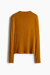 Top de punto mostaza con cuello alto y mangas largas, con detalles de terminación ondulada en puños y bajo.