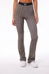 Pantalón bootcut de polisap con estampado celebrity y elástico negro con logo tejido en la cintura.