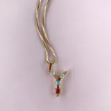 Collar dorado con dije de la letra Y adornado con cristales de colores.