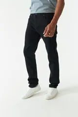 Jean de calce regular, tiro medio, con logo bordado y pasa cintos.