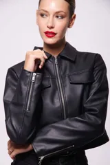 Campera negra de cuero sintético con cierre frontal y bolsillos con cierre en el pecho y en las mangas.